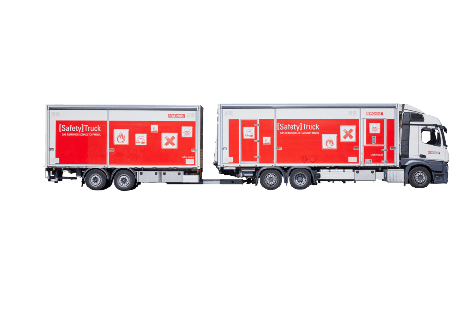 Schadstoffmoil Safety Truck der Fa. Remondis ist eine roter LKW mit weißer Schrift inkl. Anhänger