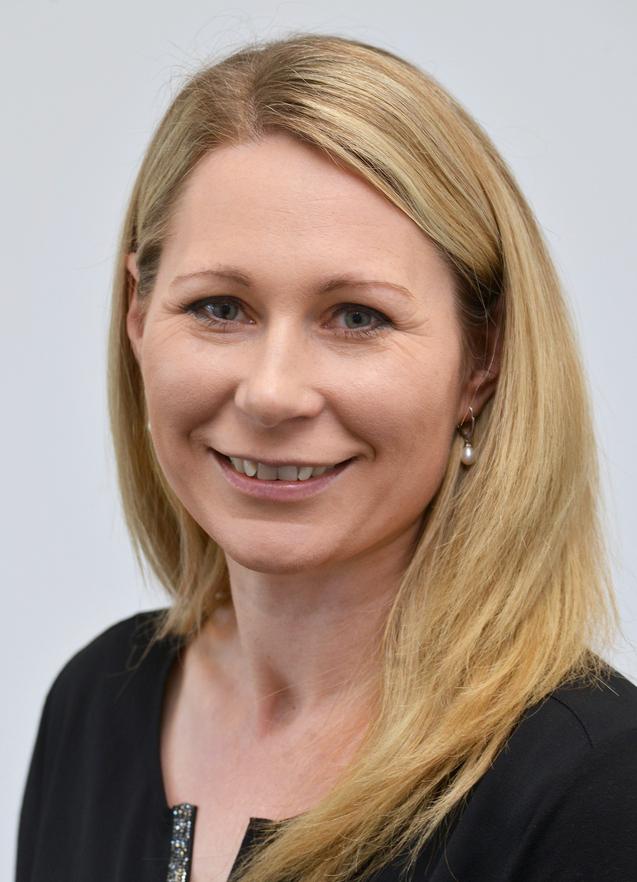 Beatrice Daal Porträt einer Frau mit blonden, langen Haaren, die in ein schwarzes Oberteil gekleidet ist und freundlich lächelt.